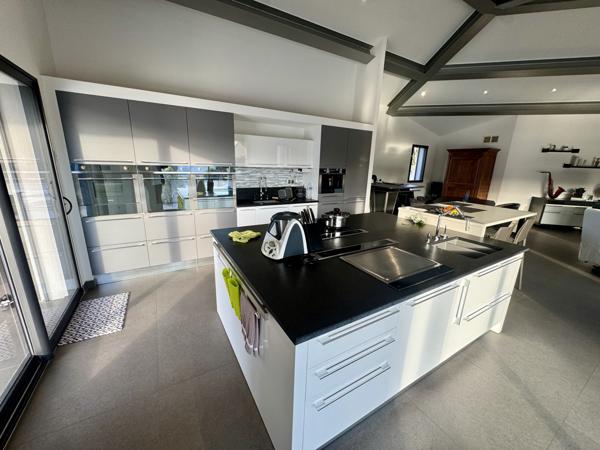 Villa contemporaine avec piscine et garages Sainte-Cécile-les-Vignes (84290)