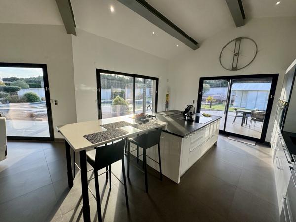 Villa contemporaine avec piscine et garages Sainte-Cécile-les-Vignes (84290)