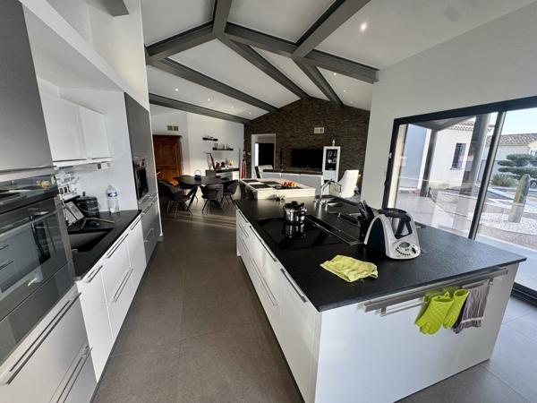 Villa contemporaine avec piscine et garages Sainte-Cécile-les-Vignes (84290)