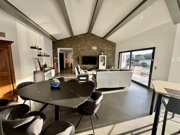 Villa contemporaine avec piscine et garages Sainte-Cécile-les-Vignes (84290)