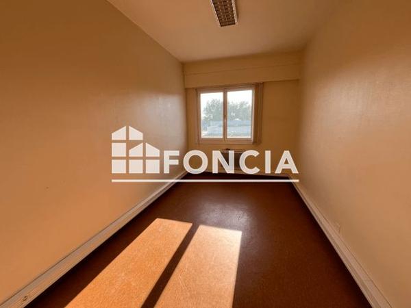 Location Local commercial 1 pièce 12.74 m² - PLACE FRANCOIS QUESNAY Niort 79000