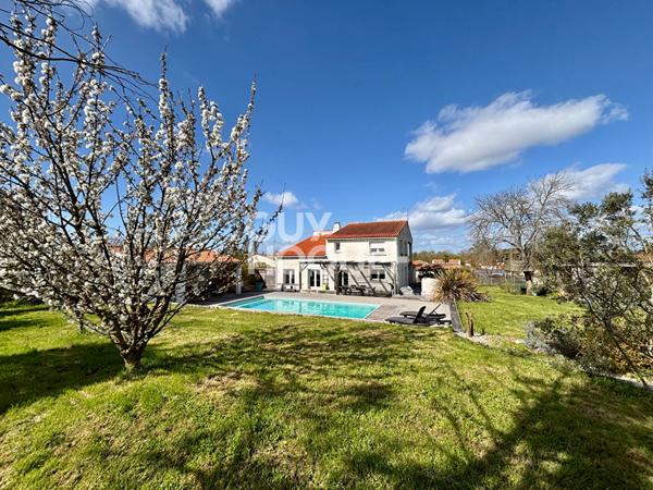 Maison à vendre à Andilly - 8 pièces, piscine, grand terrain