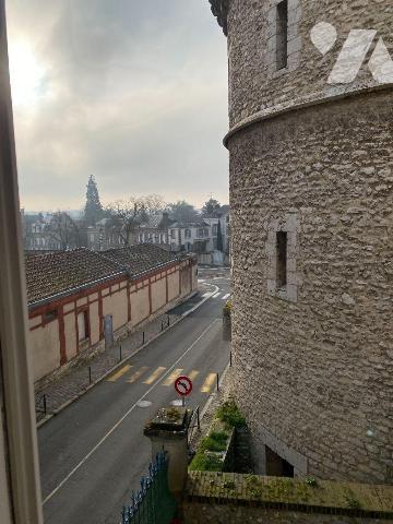 CHARTRES, Hyper centre, joli appartement situé au 1er étage d'un bel immeuble en pierres de tai...