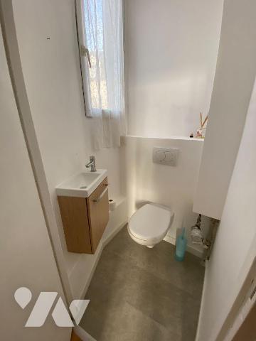 CHARTRES, Hyper centre, joli appartement situé au 1er étage d'un bel immeuble en pierres de tai...