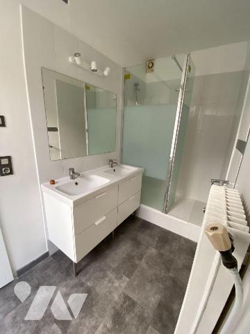 CHARTRES, Hyper centre, joli appartement situé au 1er étage d'un bel immeuble en pierres de tai...