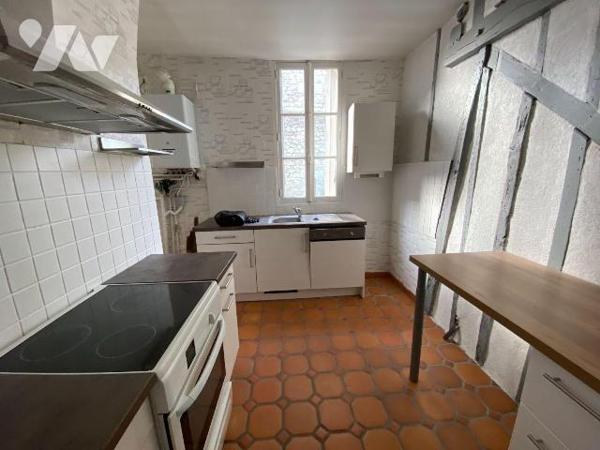 CHARTRES, Hyper centre, joli appartement situé au 1er étage d'un bel immeuble en pierres de tai...