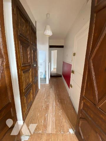 CHARTRES, Hyper centre, joli appartement situé au 1er étage d'un bel immeuble en pierres de tai...