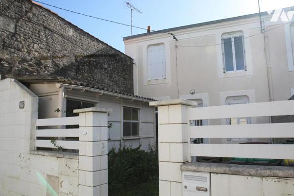 NIORT CENTRE QUARTIER CHABAUDY, AGREABLE MAISON DE VILLE EN BON ETAT AVEC JARDINET .