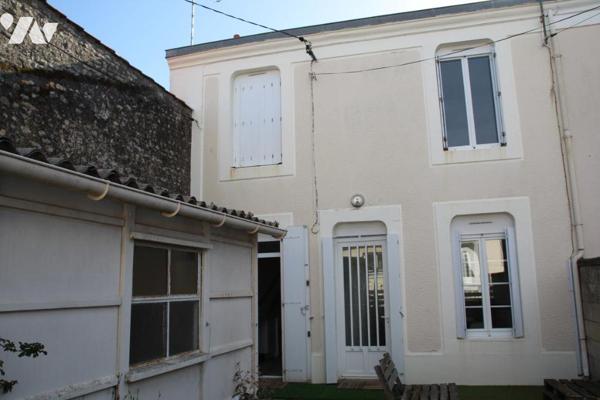 NIORT CENTRE QUARTIER CHABAUDY, AGREABLE MAISON DE VILLE EN BON ETAT AVEC JARDINET .