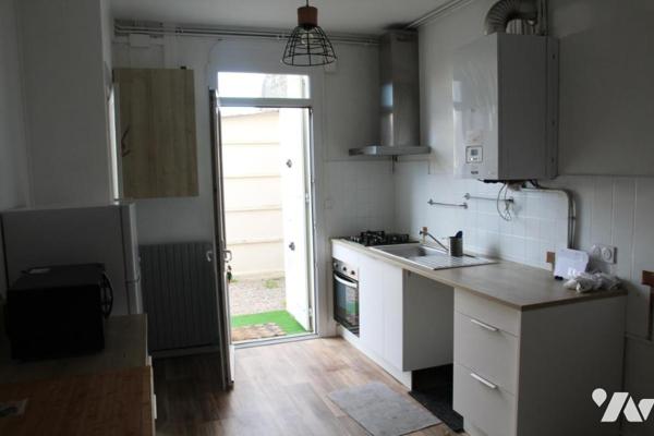 NIORT CENTRE QUARTIER CHABAUDY, AGREABLE MAISON DE VILLE EN BON ETAT AVEC JARDINET .