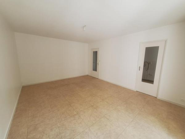 BEAU T3 AU 3EME ETAGE AVEC BALCON ET CAVE Blain