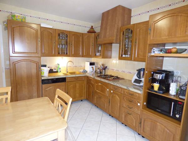 Maison Saint Denis De L Hotel 6 pièce(s) 181 m2