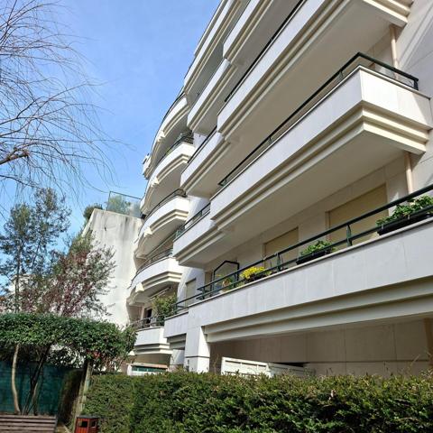 Grand F2 Parfait Etat au soleil étage élevé deux balcons