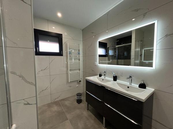 Plain-pied 2021 ,Lumineuse & clé en main .Secteur recherché de Villerest