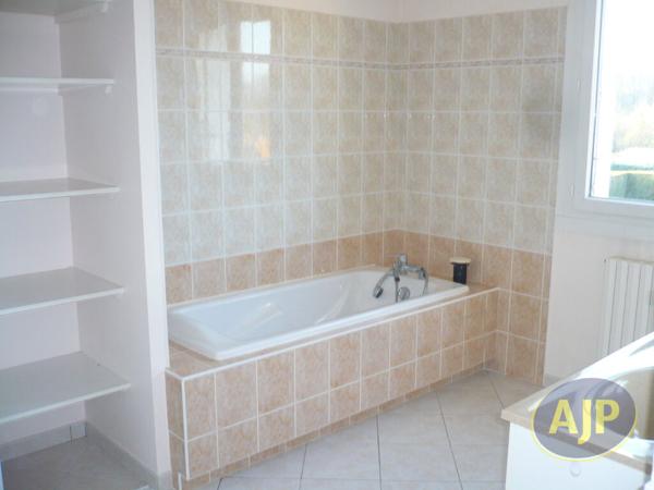 Maison à louer Cholet : 4 pièces, 96m² avec 3 chambre(s) à 980€ - AJP Immobilier Cholet