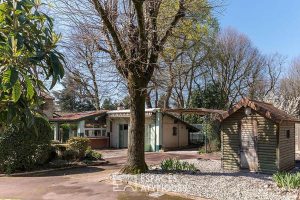 Propriété de caractère avec parc arboré, dépendances et piscine