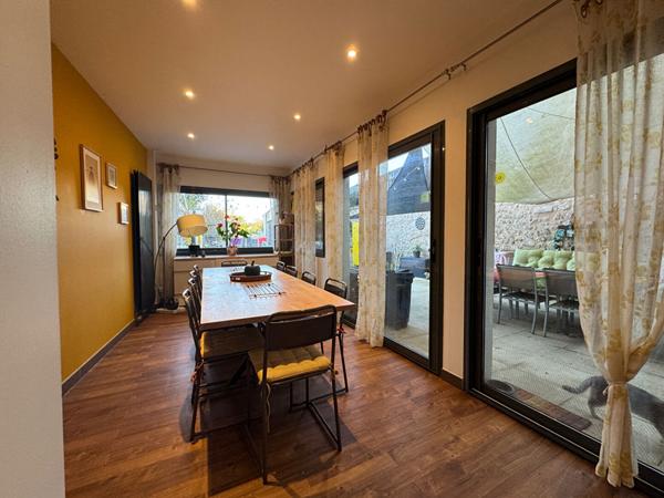 A vendre, superbe MAISON BOURGEOISE de 235 m2 avec grand jardin, piscine et stationnements