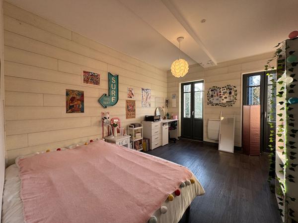 A vendre, superbe MAISON BOURGEOISE de 235 m2 avec grand jardin, piscine et stationnements