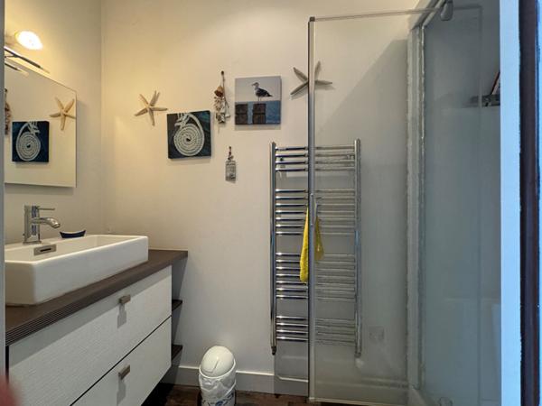 A vendre, superbe MAISON BOURGEOISE de 235 m2 avec grand jardin, piscine et stationnements