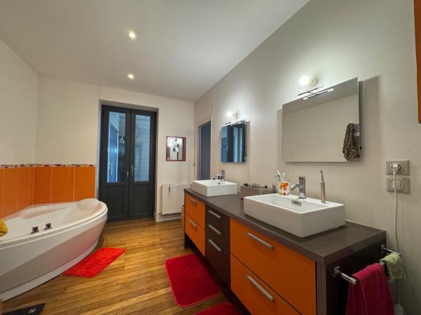 A vendre, superbe MAISON BOURGEOISE de 235 m2 avec grand jardin, piscine et stationnements