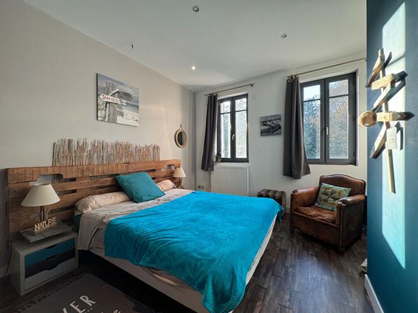 A vendre, superbe MAISON BOURGEOISE de 235 m2 avec grand jardin, piscine et stationnements