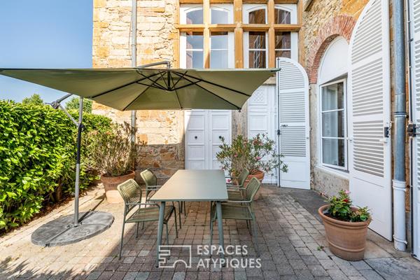 Location Meublée d’Exception : Appartement de Prestige en rez-de-jardin au coeur d’une bâtisse en Pierres Dorées