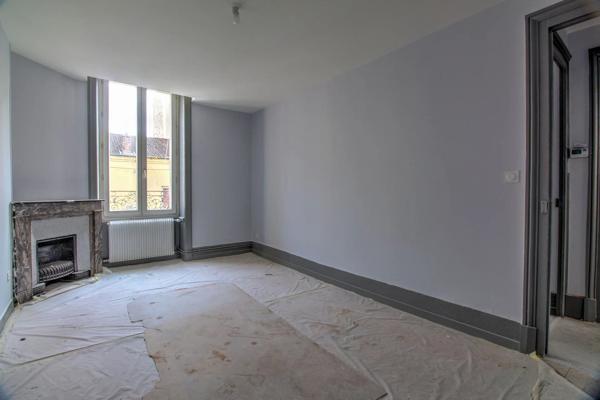 Location                                                      Appartement
                        
                     3 pièces                      67 m2                     à Saint-Chamond