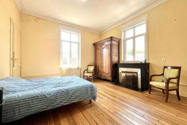 AMIENS (80000) MAISON DE VILLE - MAISON D'HÔTES - HÔTEL PARTICULIER - CENTRE VILLE - RARE - 6 CHAMBRES - ANNEXE - COUR - CAVE