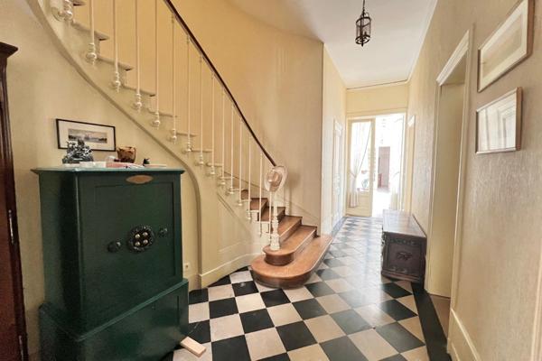 AMIENS (80000) MAISON DE VILLE - MAISON D'HÔTES - HÔTEL PARTICULIER - CENTRE VILLE - RARE - 6 CHAMBRES - ANNEXE - COUR - CAVE