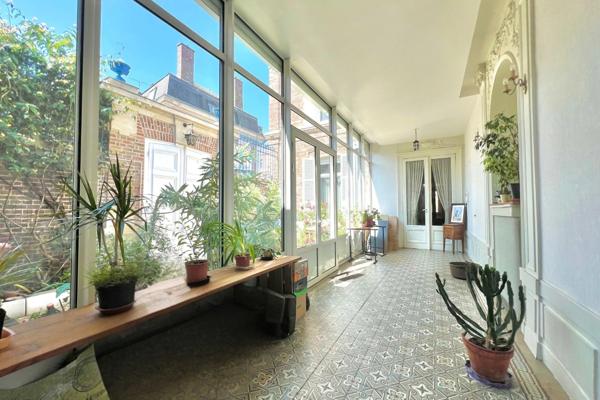 AMIENS (80000) MAISON DE VILLE - MAISON D'HÔTES - HÔTEL PARTICULIER - CENTRE VILLE - RARE - 6 CHAMBRES - ANNEXE - COUR - CAVE