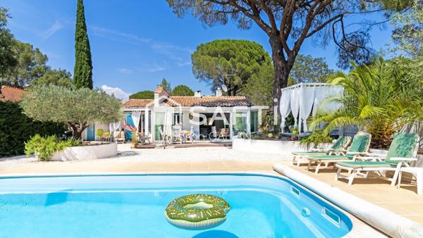 Plain-pied, piscine et dépendance