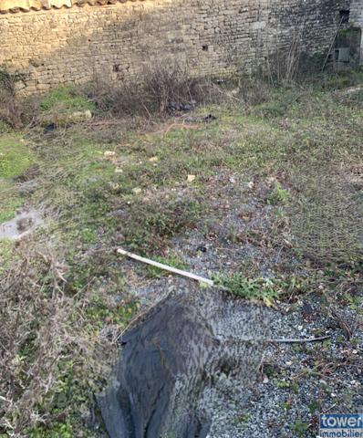 BEAUVAIS SUR MATHA 17490 - Maison à rénover de 200 m² env. sur un terrain de 830 m² avec 2 dépendances ..