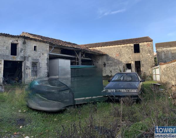 BEAUVAIS SUR MATHA 17490 - Maison à rénover de 200 m² env. sur un terrain de 830 m² avec 2 dépendances ..