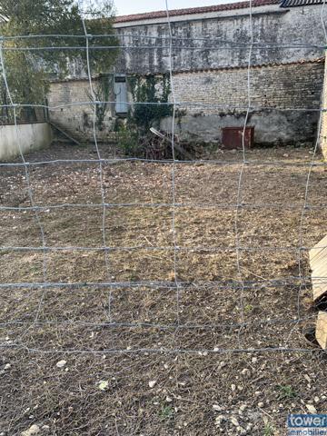 BEAUVAIS SUR MATHA 17490 - Maison à rénover de 200 m² env. sur un terrain de 830 m² avec 2 dépendances ..