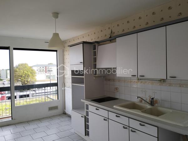 Appartement situé au dernier niveau d'un bâtiment de 3 étages profitant d'une belle luminosité.
Une entrée avec placards distribue l'accès au séjour avec balcon, une cuisine séparée équipée, un cellier, deux chambres (environ 11m2 chacune) dont une avec accès à un balcon, un WC séparé et une salle d'eau rénovée.
Le chauffage est collectif. 
Les charges comprennent l'eau chaude, le chauffage et l'entretien des parties communes.
Un remplacement des huisseries en simple vitrage est à prévoir.
A visiter sans tarder.