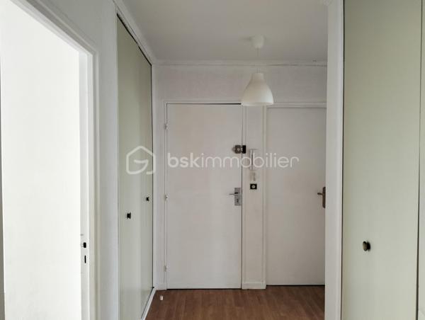 Appartement situé au dernier niveau d'un bâtiment de 3 étages profitant d'une belle luminosité.
Une entrée avec placards distribue l'accès au séjour avec balcon, une cuisine séparée équipée, un cellier, deux chambres (environ 11m2 chacune) dont une avec accès à un balcon, un WC séparé et une salle d'eau rénovée.
Le chauffage est collectif. 
Les charges comprennent l'eau chaude, le chauffage et l'entretien des parties communes.
Un remplacement des huisseries en simple vitrage est à prévoir.
A visiter sans tarder.