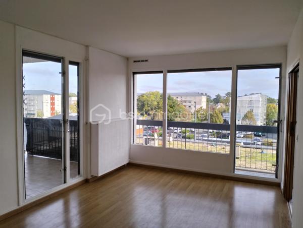 Appartement situé au dernier niveau d'un bâtiment de 3 étages profitant d'une belle luminosité.
Une entrée avec placards distribue l'accès au séjour avec balcon, une cuisine séparée équipée, un cellier, deux chambres (environ 11m2 chacune) dont une avec accès à un balcon, un WC séparé et une salle d'eau rénovée.
Le chauffage est collectif. 
Les charges comprennent l'eau chaude, le chauffage et l'entretien des parties communes.
Un remplacement des huisseries en simple vitrage est à prévoir.
A visiter sans tarder.