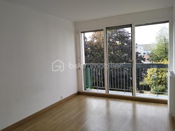 Appartement situé au dernier niveau d'un bâtiment de 3 étages profitant d'une belle luminosité.
Une entrée avec placards distribue l'accès au séjour avec balcon, une cuisine séparée équipée, un cellier, deux chambres (environ 11m2 chacune) dont une avec accès à un balcon, un WC séparé et une salle d'eau rénovée.
Le chauffage est collectif. 
Les charges comprennent l'eau chaude, le chauffage et l'entretien des parties communes.
Un remplacement des huisseries en simple vitrage est à prévoir.
A visiter sans tarder.
