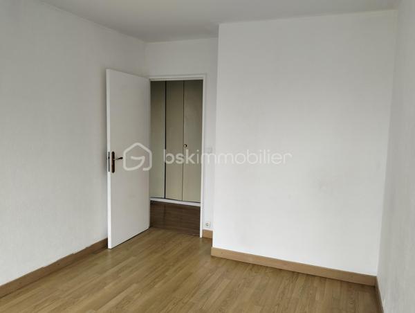 Appartement situé au dernier niveau d'un bâtiment de 3 étages profitant d'une belle luminosité.
Une entrée avec placards distribue l'accès au séjour avec balcon, une cuisine séparée équipée, un cellier, deux chambres (environ 11m2 chacune) dont une avec accès à un balcon, un WC séparé et une salle d'eau rénovée.
Le chauffage est collectif. 
Les charges comprennent l'eau chaude, le chauffage et l'entretien des parties communes.
Un remplacement des huisseries en simple vitrage est à prévoir.
A visiter sans tarder.