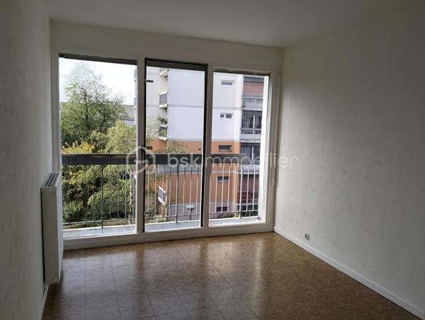 Appartement situé au dernier niveau d'un bâtiment de 3 étages profitant d'une belle luminosité.
Une entrée avec placards distribue l'accès au séjour avec balcon, une cuisine séparée équipée, un cellier, deux chambres (environ 11m2 chacune) dont une avec accès à un balcon, un WC séparé et une salle d'eau rénovée.
Le chauffage est collectif. 
Les charges comprennent l'eau chaude, le chauffage et l'entretien des parties communes.
Un remplacement des huisseries en simple vitrage est à prévoir.
A visiter sans tarder.