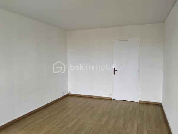 Appartement situé au dernier niveau d'un bâtiment de 3 étages profitant d'une belle luminosité.
Une entrée avec placards distribue l'accès au séjour avec balcon, une cuisine séparée équipée, un cellier, deux chambres (environ 11m2 chacune) dont une avec accès à un balcon, un WC séparé et une salle d'eau rénovée.
Le chauffage est collectif. 
Les charges comprennent l'eau chaude, le chauffage et l'entretien des parties communes.
Un remplacement des huisseries en simple vitrage est à prévoir.
A visiter sans tarder.