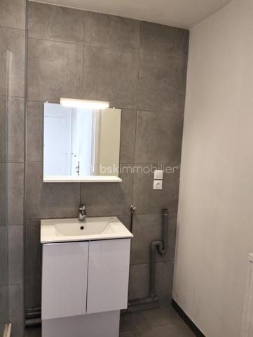 Appartement situé au dernier niveau d'un bâtiment de 3 étages profitant d'une belle luminosité.
Une entrée avec placards distribue l'accès au séjour avec balcon, une cuisine séparée équipée, un cellier, deux chambres (environ 11m2 chacune) dont une avec accès à un balcon, un WC séparé et une salle d'eau rénovée.
Le chauffage est collectif. 
Les charges comprennent l'eau chaude, le chauffage et l'entretien des parties communes.
Un remplacement des huisseries en simple vitrage est à prévoir.
A visiter sans tarder.