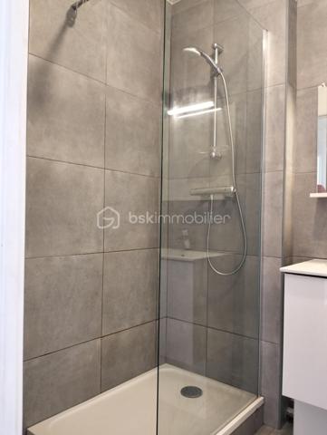 Appartement situé au dernier niveau d'un bâtiment de 3 étages profitant d'une belle luminosité.
Une entrée avec placards distribue l'accès au séjour avec balcon, une cuisine séparée équipée, un cellier, deux chambres (environ 11m2 chacune) dont une avec accès à un balcon, un WC séparé et une salle d'eau rénovée.
Le chauffage est collectif. 
Les charges comprennent l'eau chaude, le chauffage et l'entretien des parties communes.
Un remplacement des huisseries en simple vitrage est à prévoir.
A visiter sans tarder.