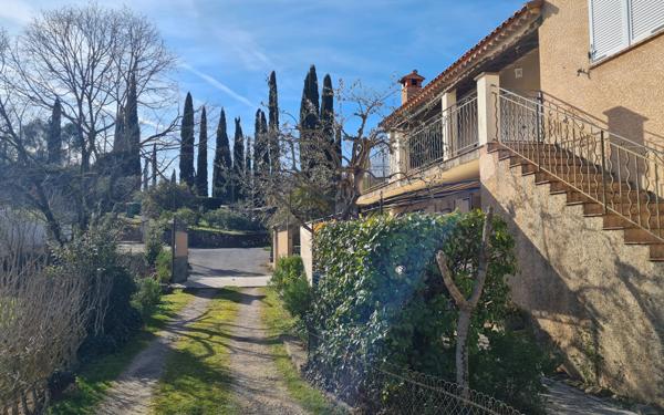 Appartement à louer    4 pièces • 119 m2 Châteauneuf-Grasse