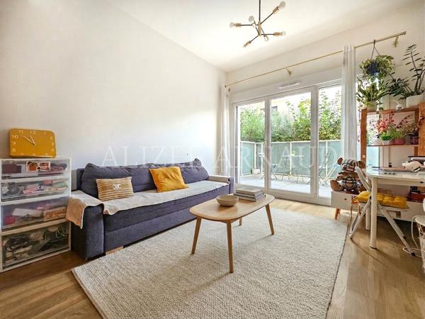 Appartement
         3 pièces
        - 70 m² 420 000 € *