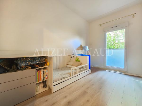 Appartement
         3 pièces
        - 70 m² 420 000 € *