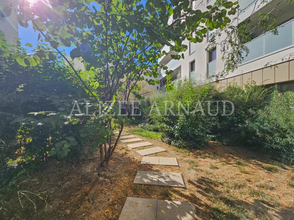 Appartement
         3 pièces
        - 70 m² 420 000 € *