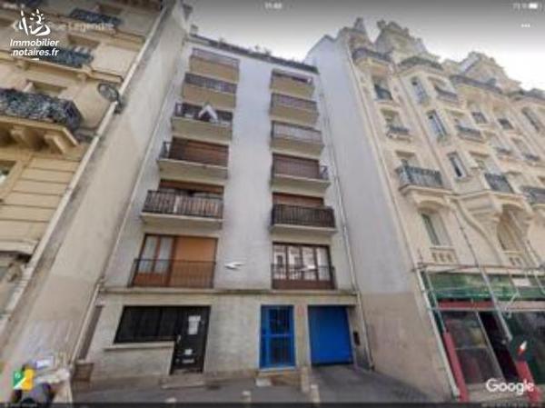 Dans le quartier des Batignolles, Paris 17ème, un emplacement de stationnement.