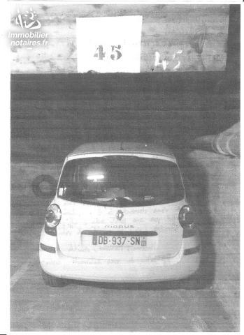 Dans le quartier des Batignolles, Paris 17ème, un emplacement de stationnement.