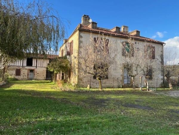 MARCIAC et PLAISANCE(32), AUTHENTIQUE et ELEGANTE PROPRIETE GASCONNE, dans son jus, SANS VOISIN, VUE sur les coteaux 300m2, dependances 500m2, près de 8ha bois et terres